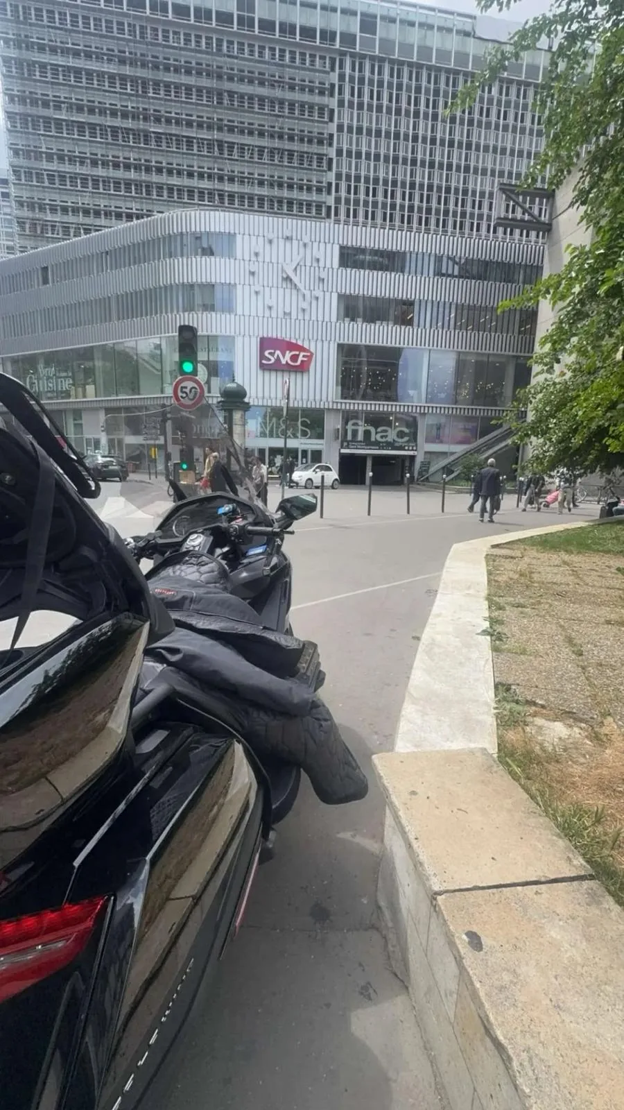 La Honda Gold Wing devant la gare Montparnasse à Paris, façade SNCF en arrière-plan