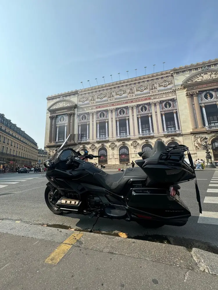 La Gold Wing devant l'Opéra Garnier
